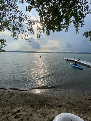 På stranden och solstolar