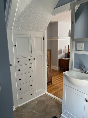 Douche, sèche-cheveux, serviettes fournies, savon