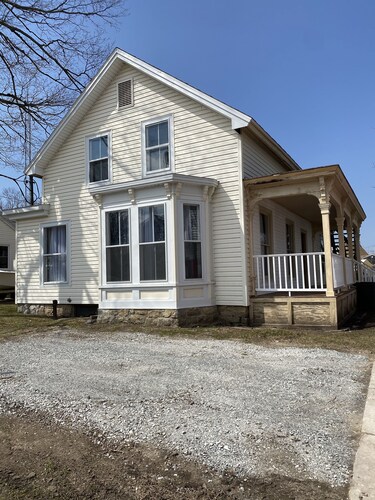Downtown Alexandria Bay & Right on the St.Lawrence River