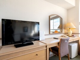 Tabla de planchar con plancha, wifi gratis y ropa de cama 