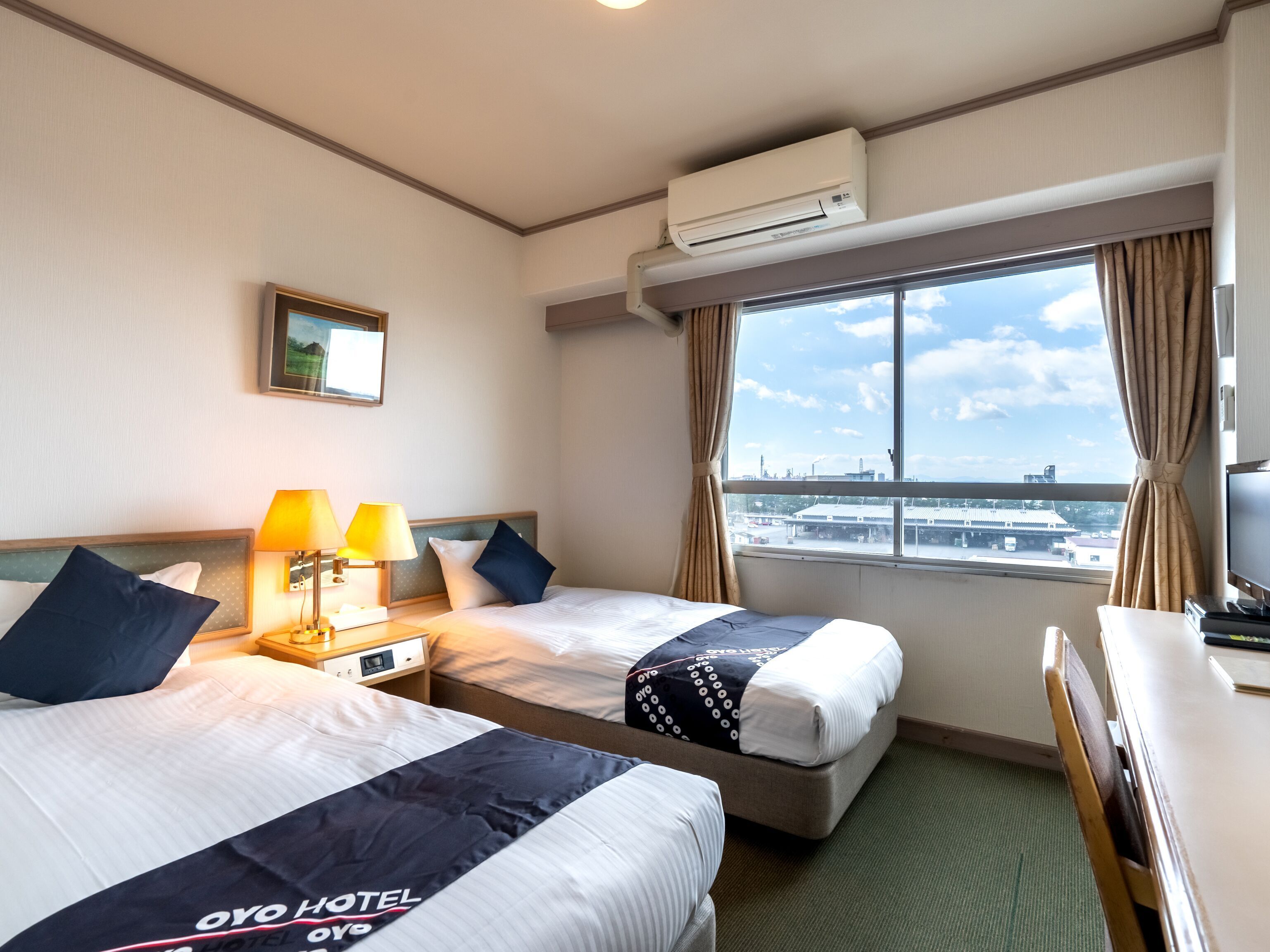 Tabla de planchar con plancha, wifi gratis, ropa de cama
