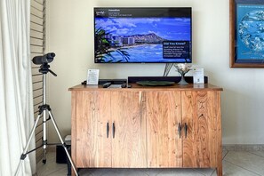 Interior - Punahoa Beach 201 - Direct Ocean Front, Beautiful Renovation, Split AC, Wi-Fi (Kihei)