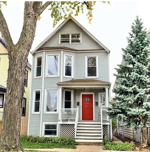 3BR Spacious Home Away From Home. Coziest neighborhood in Chicago.