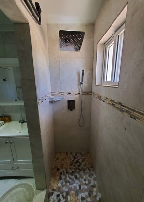 Regadera, toallas, papel de baño 