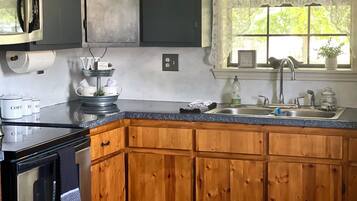 Kylskåp, mikrovågsugn, ugn och spishäll