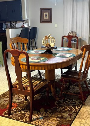 Dining - Enjoy a cozy holiday getaway in our peaceful rural home. (Mead)