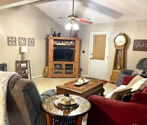 Una Smart TV, un reproductor de DVD