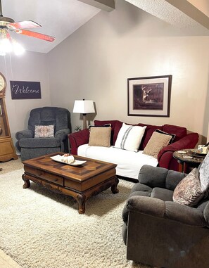 Smart TV, DVD player - Enjoy a cozy holiday getaway in our peaceful rural home. (Mead)