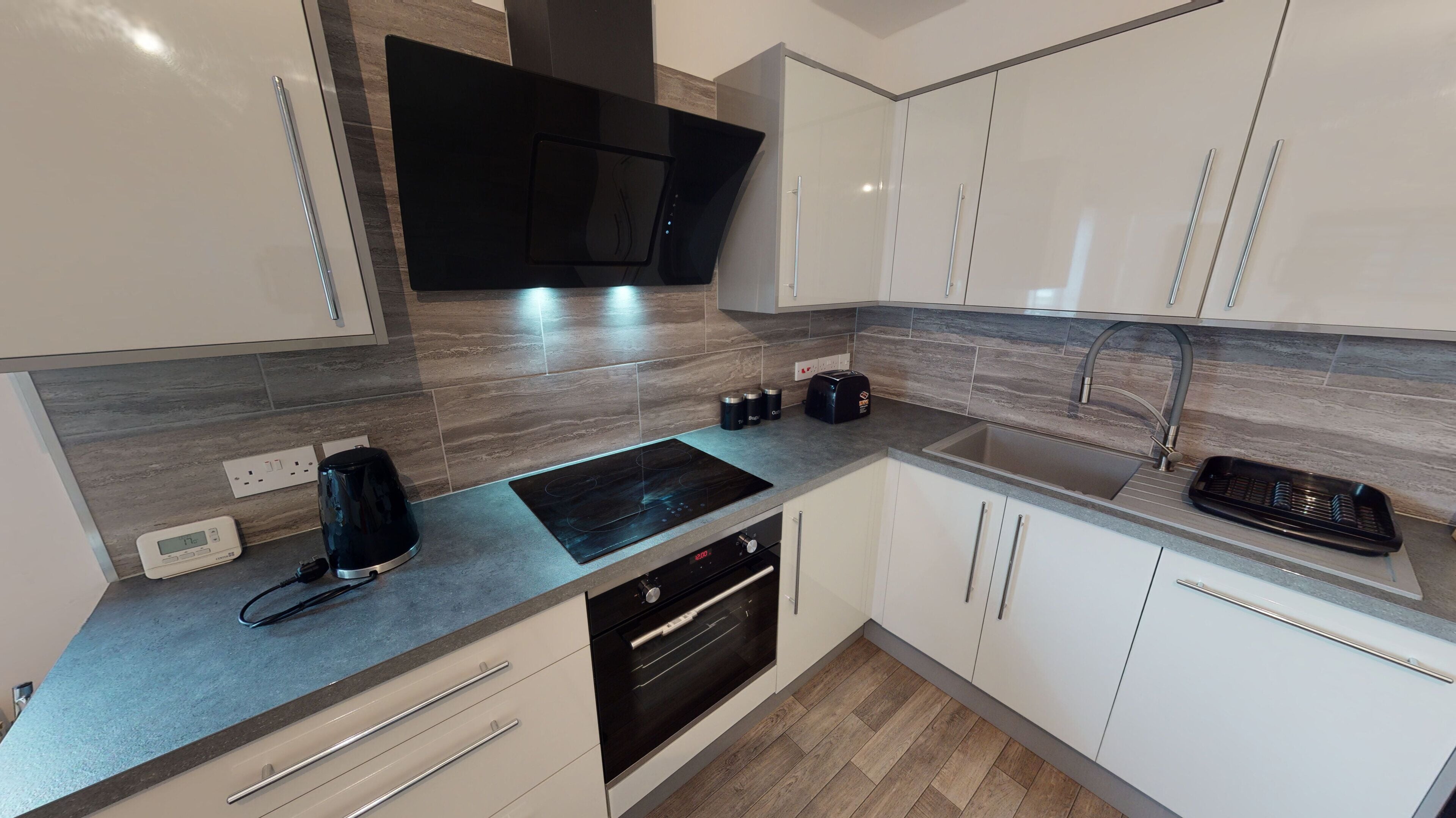 Comfort Apartment | Private kitchen | Fridge, oven, stovetop, cookware/dishes/utensils