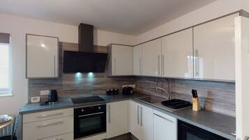 コンフォート アパートメント | 専用キッチン | 冷蔵庫、オーブン、コンロ、調理器具と食器