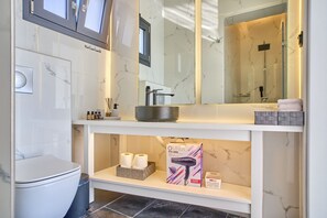 Dusche, Haartrockner, HandtĂŒcher, Seife