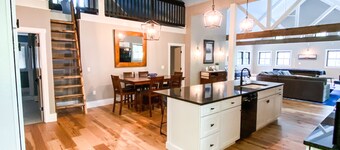 Family Friendly Newfound Lake Home, Sleeps 10, Pool Table, Kayaks & Paddleboards