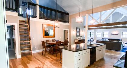 Family Friendly Newfound Lake Home, Sleeps 10, Pool Table, Kayaks & Paddleboards