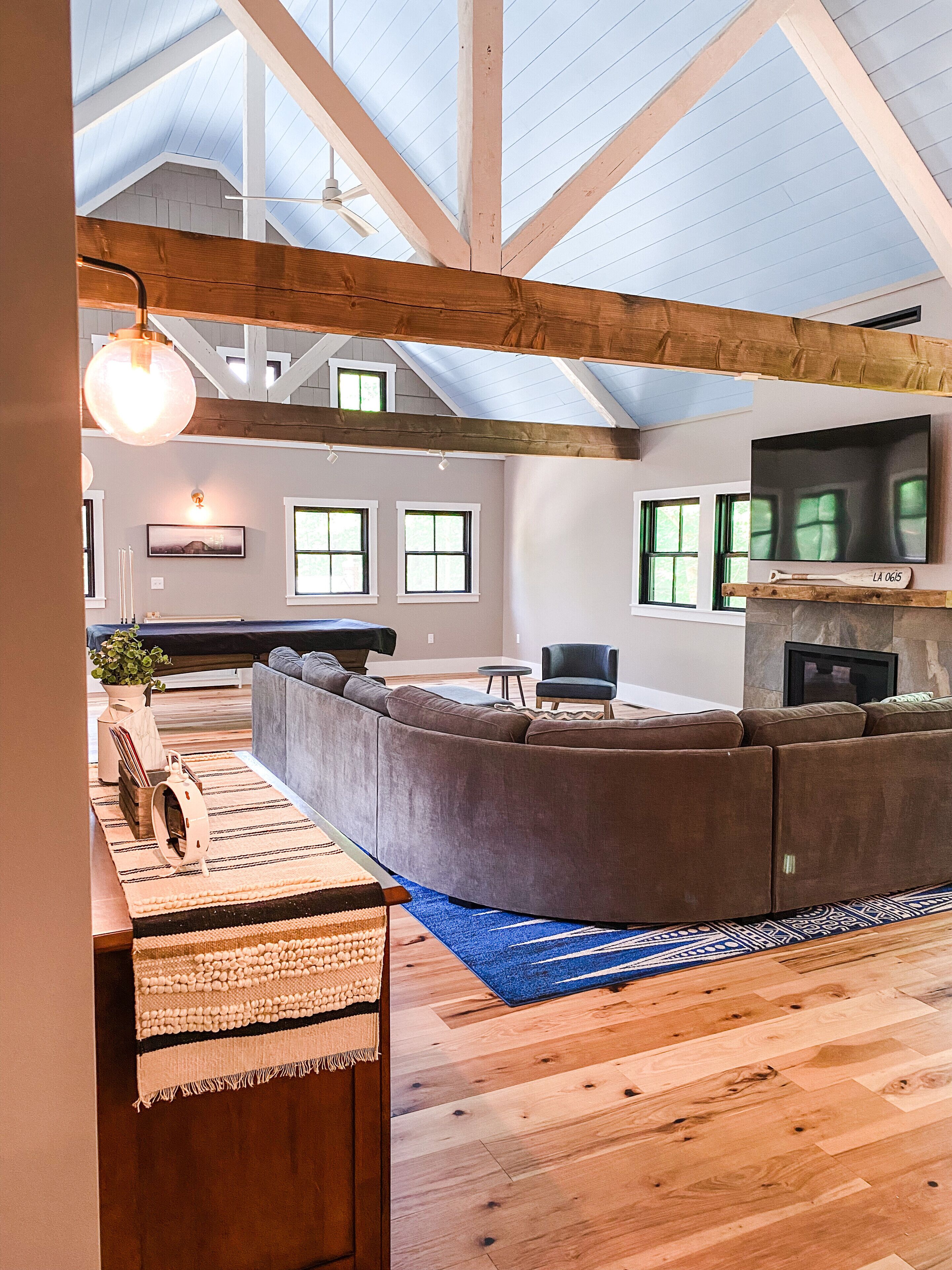 Smart TV, caminetto, videogiochi, libri