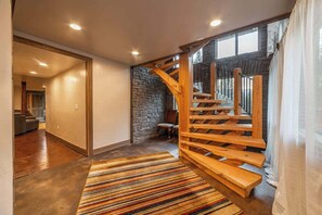 Interior - Hebron House-7 mi to GNP & Adventure-4bd/2.5ba (Coram)