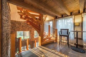 Interior - Hebron House-7 mi to GNP & Adventure-4bd/2.5ba (Coram)