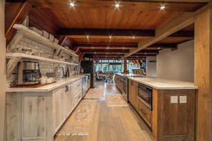 Fridge, microwave, oven, stovetop - Hebron House-7 mi to GNP & Adventure-4bd/2.5ba (Coram)