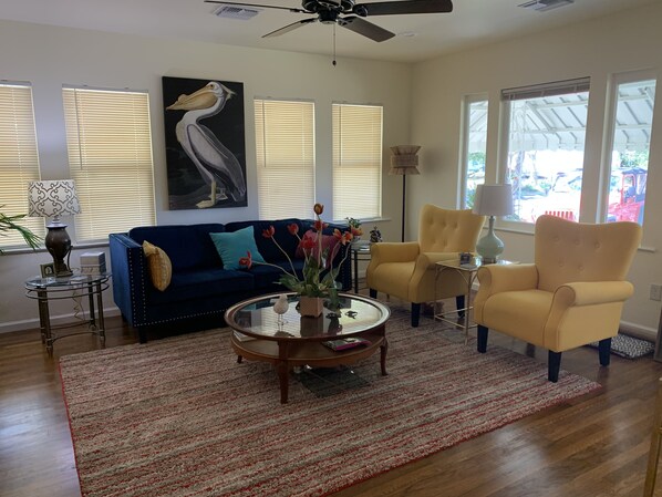 Smart TV, books - Located in the heart of Breaux Bridge historic district, perfect for all events. (Breaux Bridge)