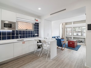 Geladeira, micro-ondas, fogão, cooktop