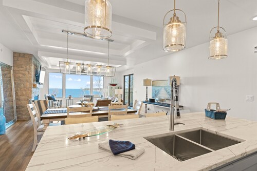 Spacious Modern Condo in Door County w/ Spectacular Bay Views