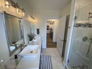 Kombinert dusj/badekar, hårføner og håndklær