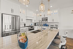 Kjøleskap, mikrobølgeovn, ovn og oppvaskmaskin