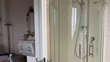 Doccia, asciugacapelli, bidet, asciugamani