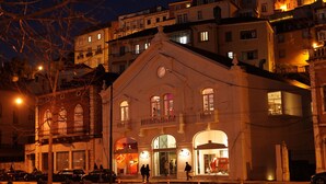 A building with a classic architectural style, featuring arched windows and a balcony. - Zero Box Lodge Coimbra (Coimbra)