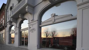 Un edificio con amplios ventanales de arco y un letrero que dice "zero".