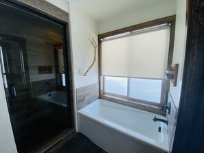 Ensemble baignoire-douche, serviettes fournies, savon, shampooing