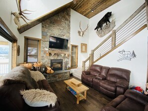 Smart TV, fireplace, books, stereo