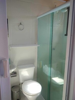 Regadera, jabón, papel de baño