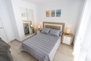 3 bedrooms, in-room safe, iron/ironing board, travel cot