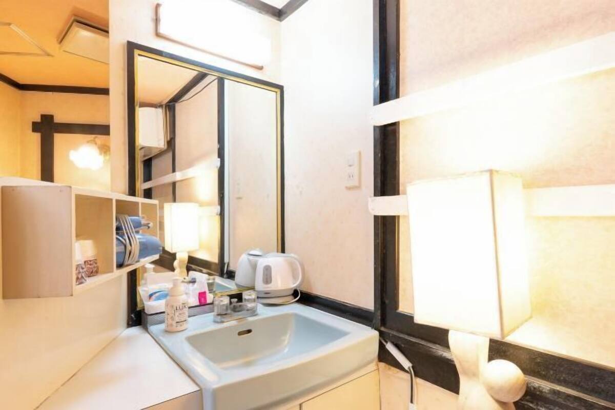 Combined shower/tub, deep soaking tub, hair dryer