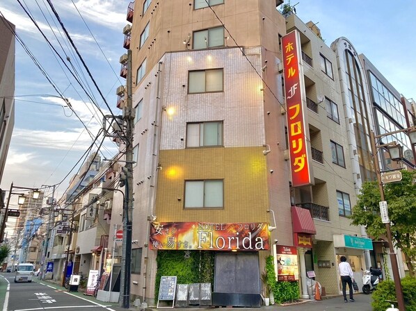 A hotel with a sign reading "Hotel Florida" and a red banner with Japanese text. - Tabist Hotel Florida Ikebukuro (Tokyo)
