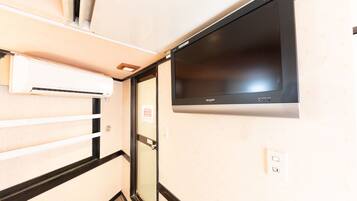 Double Room, Smoking