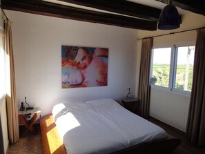 4 slaapkamers, een strijkplank/strijkijzer, reisbedje, gratis wifi