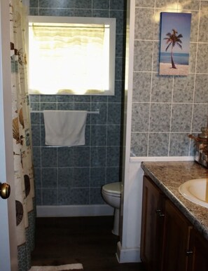 Combinazione doccia/vasca, asciugacapelli, asciugamani, sapone