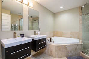 Tina, amenidades de baño gratuitas, secadora de cabello, toallas 