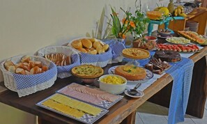Free daily buffet breakfast  - Pousada La Ferrugem Suites (Garopaba)