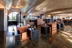 Un área de bar moderna con varios expositores de vino y asientos.