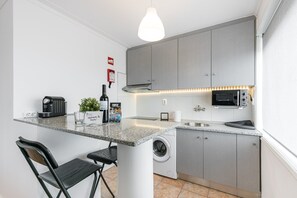 Réfrigérateur, four à micro-ondes, un four, cafetière-théière