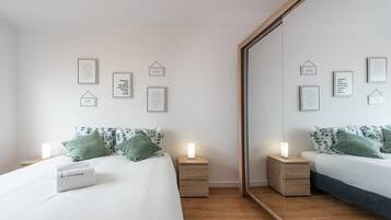 1 dormitorio, escritorio, tabla de planchar con plancha y Internet