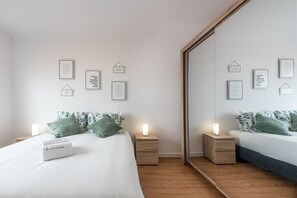 1 soverom, skrivebord, strykejern/-brett og internettilgang