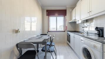 Réfrigérateur, four, cafetiÚre/bouilloire