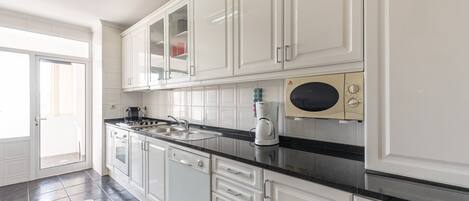 Fridge, microwave, oven, coffee/tea maker