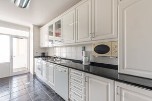 Kylskåp, mikrovågsugn, ugn och kaffe- och tebryggare