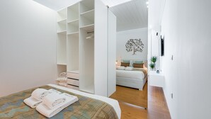 Una camera da letto con un letto, un armadio e uno specchio.