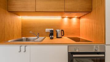 Refrigerador, microondas, horno, placa de cocina