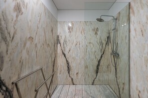 Ducha, secador de pelo, toallas, jabón